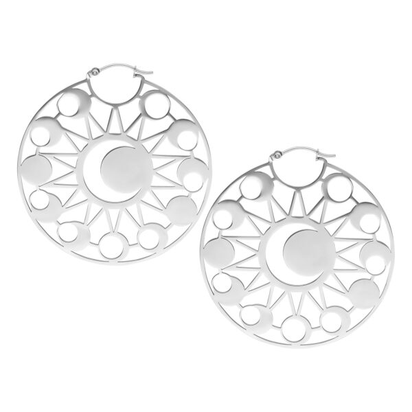 Pendientes redondos de plata con motivo de luna sobre fondo blanco