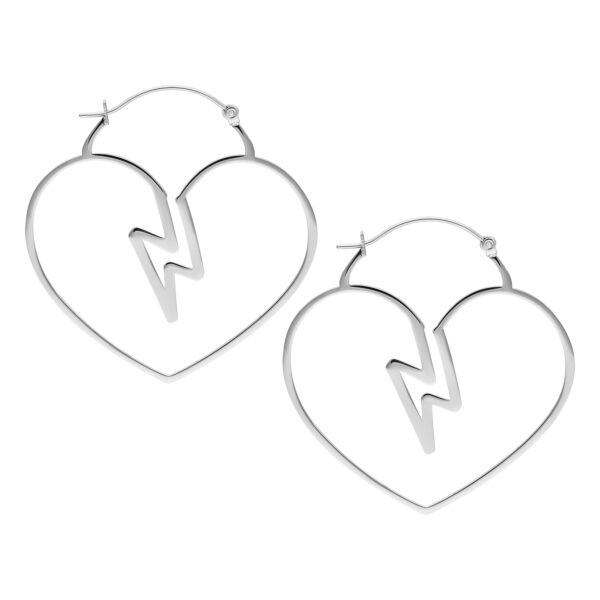 Pendientes de aro en forma de corazón plateados sobre fondo blanco