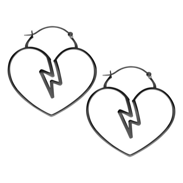 Pendientes negros en forma de corazón con diseño de rayo sobre fondo blanco