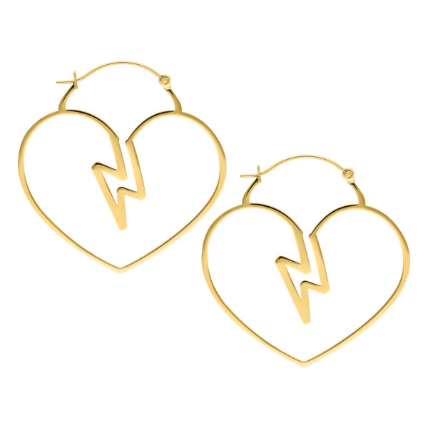 Aros dorados con forma de corazón de acero quirúrgico 316L en fondo de estudio