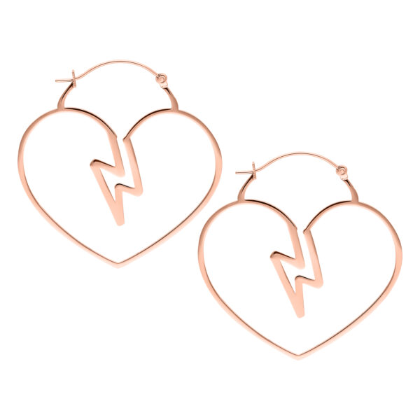 Aros en forma de corazón de oro rosa con diseño de rayo sobre fondo blanco
