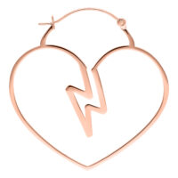 Roségoldene Heartbreaker Hoops Ohrringe Roségoldene herzförmige Ohrringe mit Klappverschluss auf weißem Hintergrund