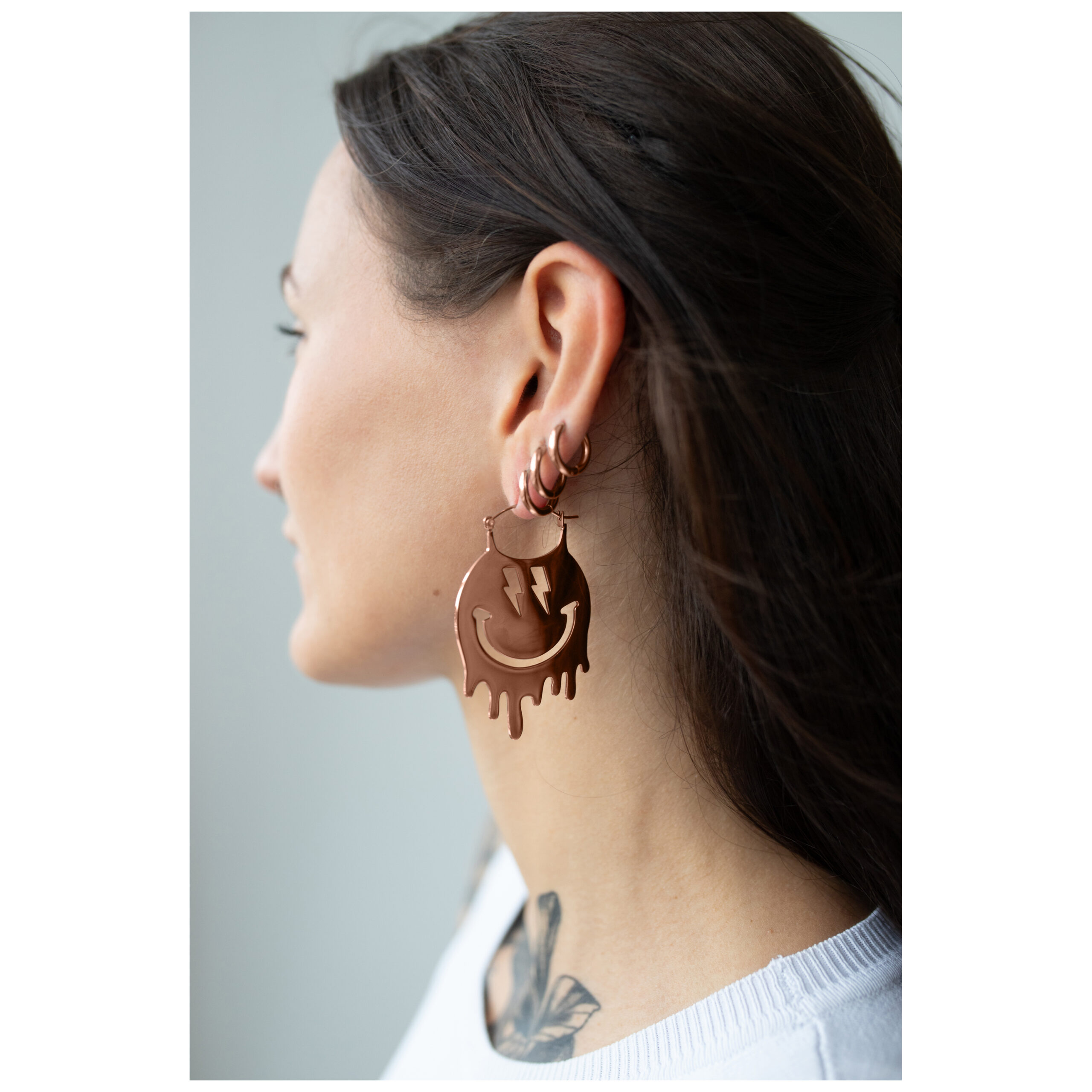 Pendientes Smiley de oro rosa con cierre de clip Mujer lleva grandes pendientes Smiley de oro rosa de acero quirúrgico