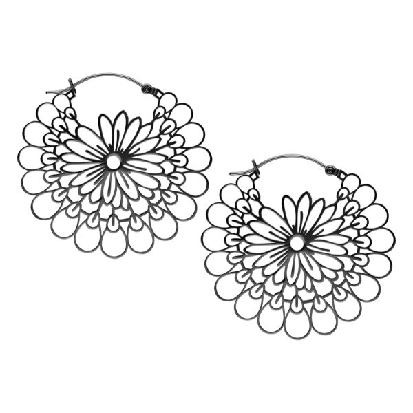 Aros Daisy Hoops negros de acero quirúrgico sobre fondo blanco