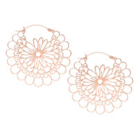 Roségoldene Daisy Hoops Ohrringe aus Chirurgenstahl auf weißem Hintergrund