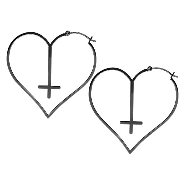 Dos pendientes de corazón y cruz negros de acero quirúrgico sobre fondo blanco