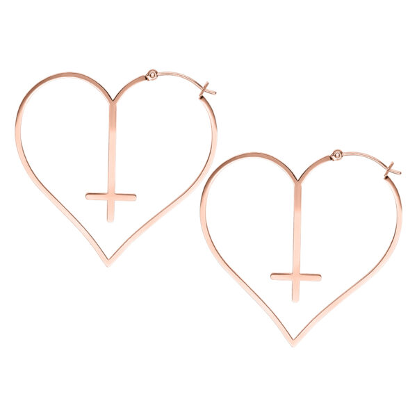 Dos aros en forma de corazón en oro rosa con diseño de cruz sobre fondo blanco