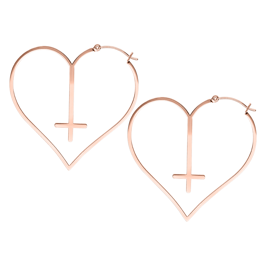 Roségold Cross Heart Hoops Ohrringe Zwei roségoldene Ohrringe in Herzform mit Kreuzdesign auf weißem Hintergrund