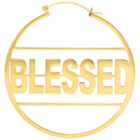 Aros dorados con la inscripción 'BLESSED' sobre fondo blanco