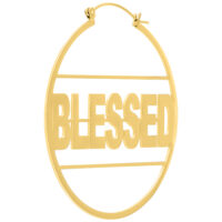 Aros dorados con la inscripción 'Blessed' sobre fondo blanco