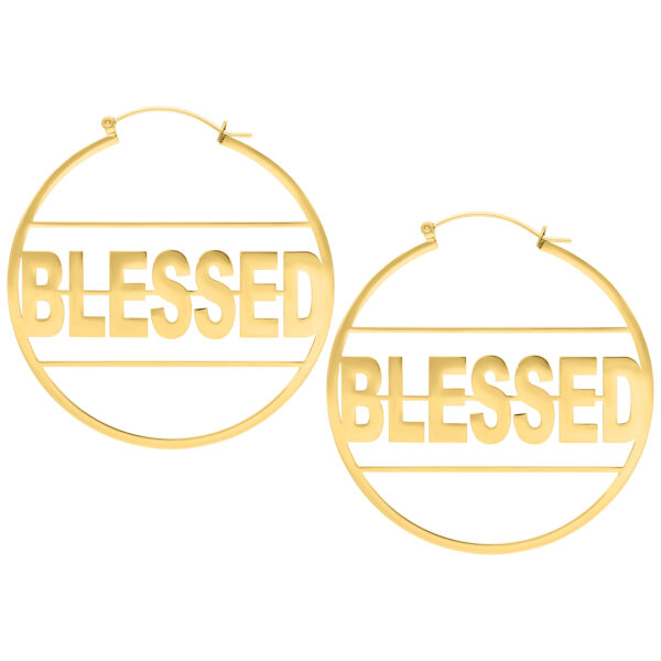 Dos pendientes dorados brillantes con la inscripción 'Blessed' sobre fondo blanco
