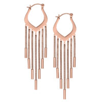 Roségoldene Ohrringe mit Schlangenkettendetails auf weißem Hintergrund