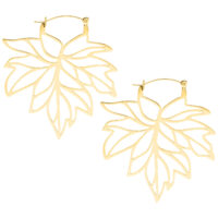Pendientes de hoja de otoño dorados de acero quirúrgico Pendientes dorados en forma de hoja de otoño sobre fondo blanco