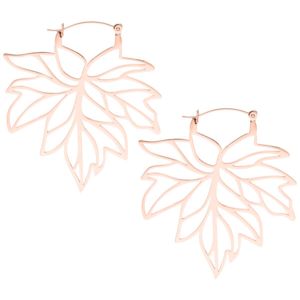 Pendientes de oro rosa en forma de hoja de otoño sobre fondo blanco