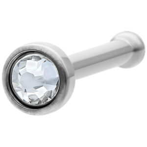 Silberner Nasenstecker aus Titan mit kristallklarem Stein auf weißem Hintergrund