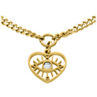 Pulsera dorada con colgante de corazón y ojo de cristal sobre fondo blanco