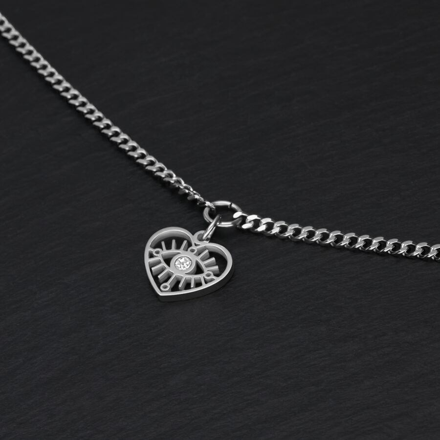 Pulsera de plata con colgante de corazón sobre fondo negro