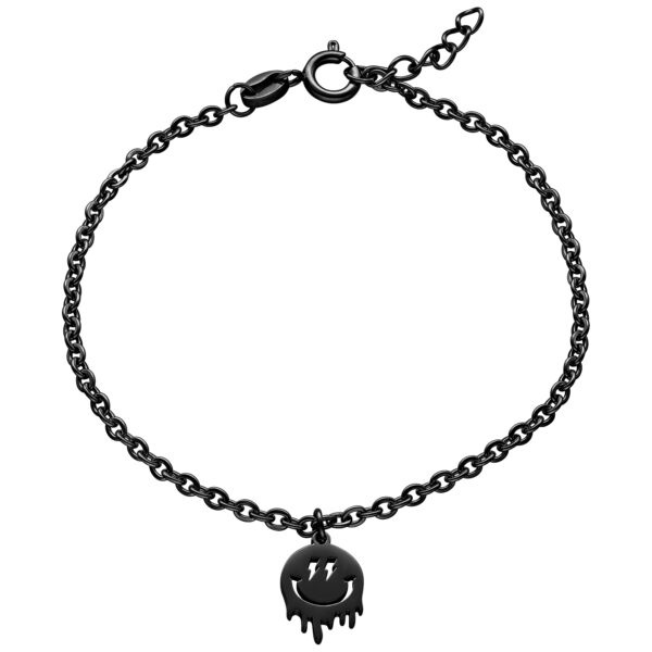 Pulsera de metal negra con colgante de sonrisa sobre fondo blanco