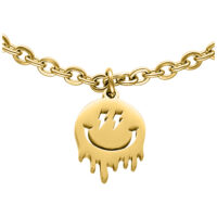 Pulsera dorada con colgante de Smiley sobre fondo blanco