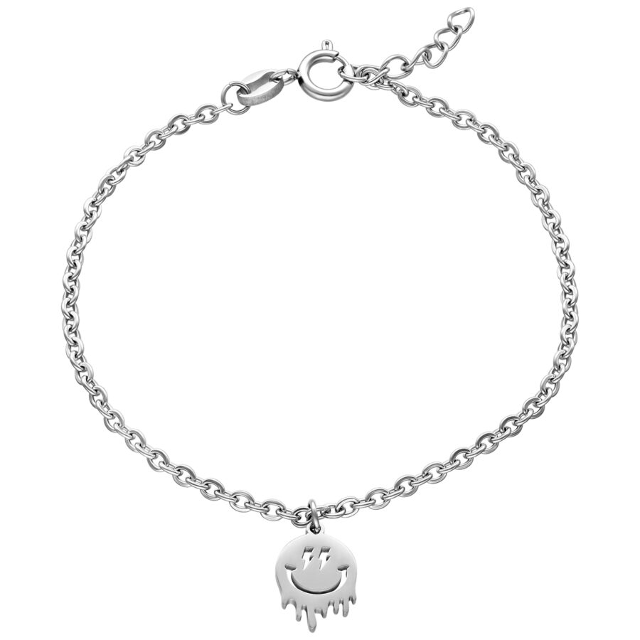Pulsera de plata con colgante de smiley sobre fondo blanco