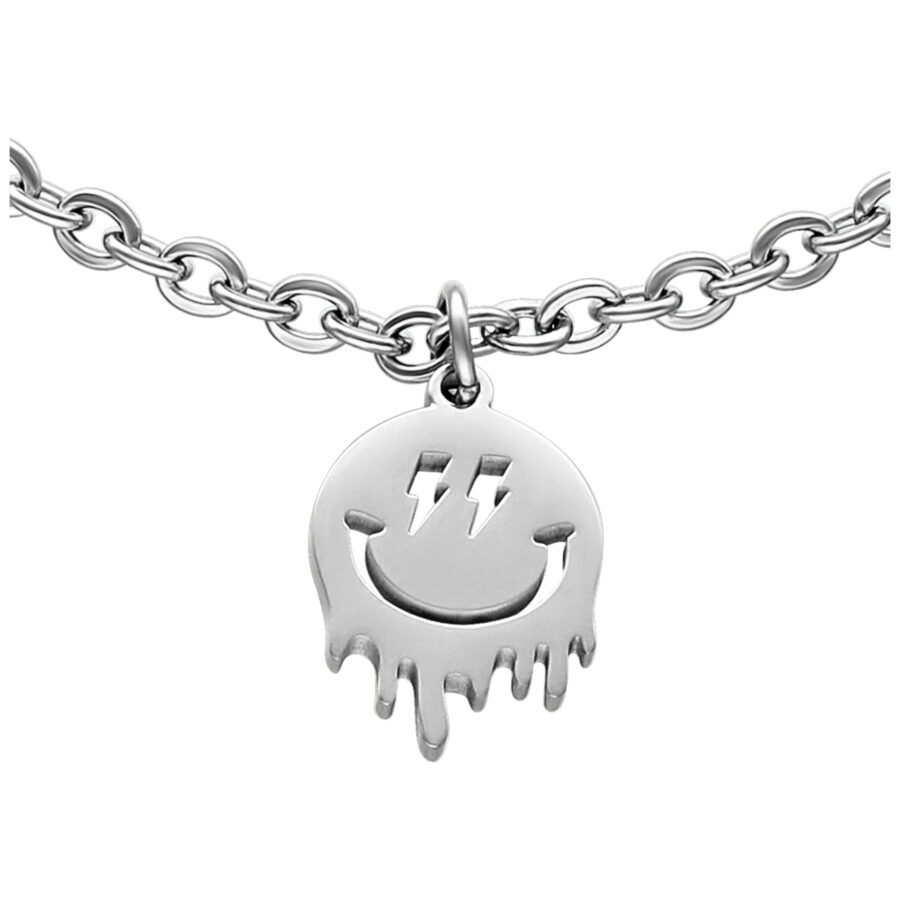 Pulsera plateada con colgante de carita sonriente sobre fondo blanco