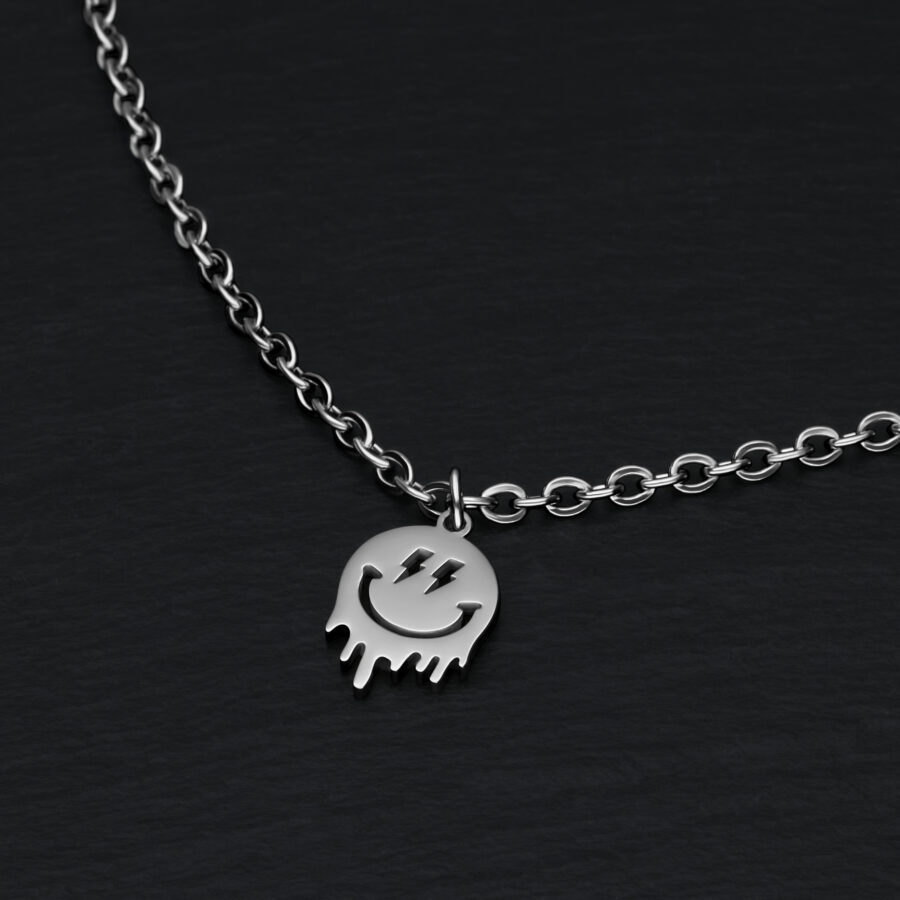Pulsera de plata con colgante de Smiley sobre fondo negro