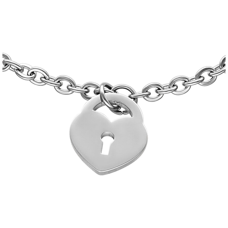 Pulsera de plata con colgante de candado en forma de corazón sobre fondo blanco
