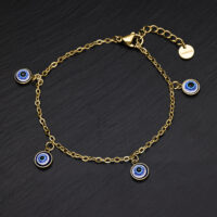 Pulsera dorada con colgantes Nazar azules sobre fondo negro