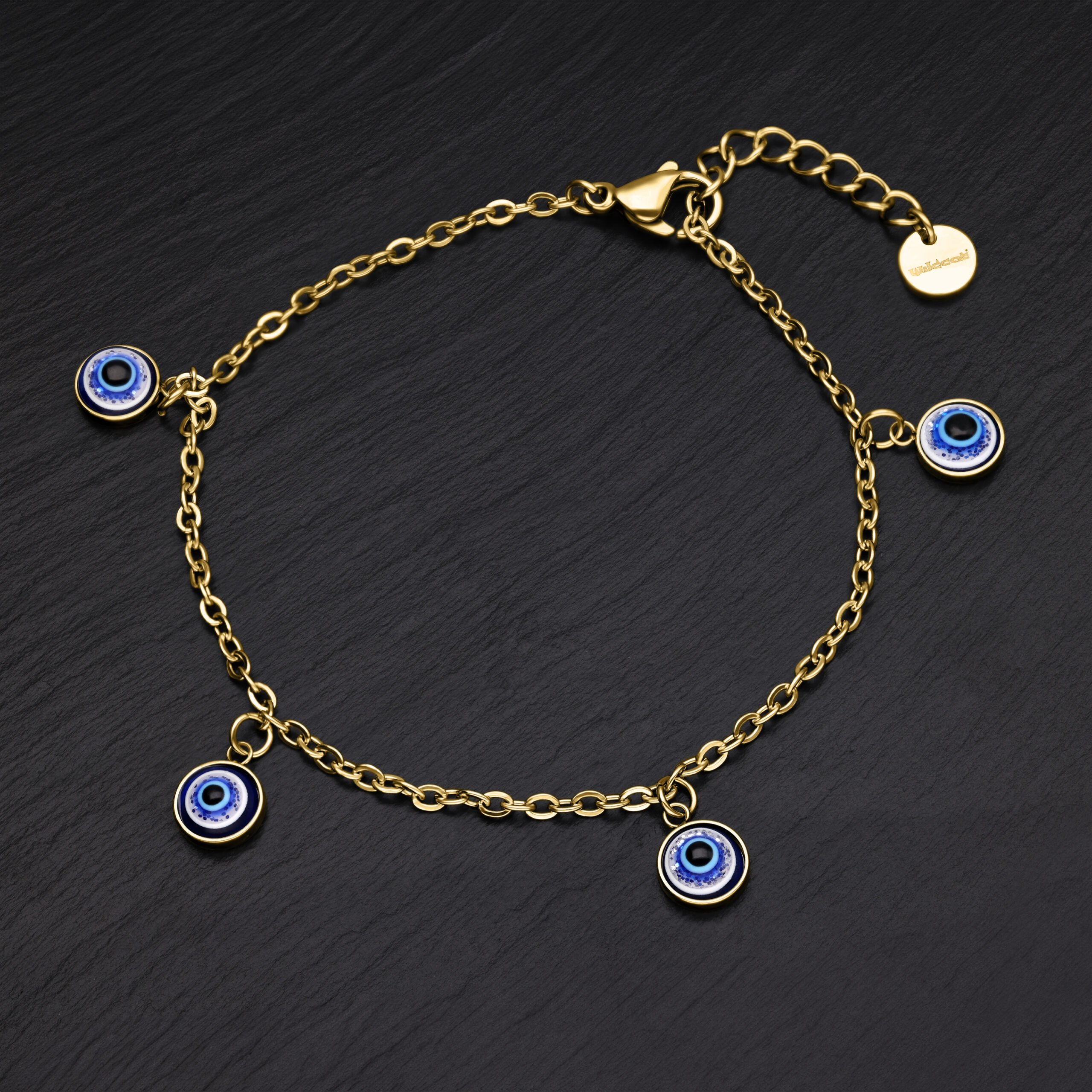 Pulsera dorada con colgantes Nazar azules sobre fondo negro