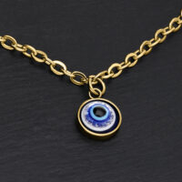 Pulsera Nazar dorada con colgante de ojo azul sobre fondo negro