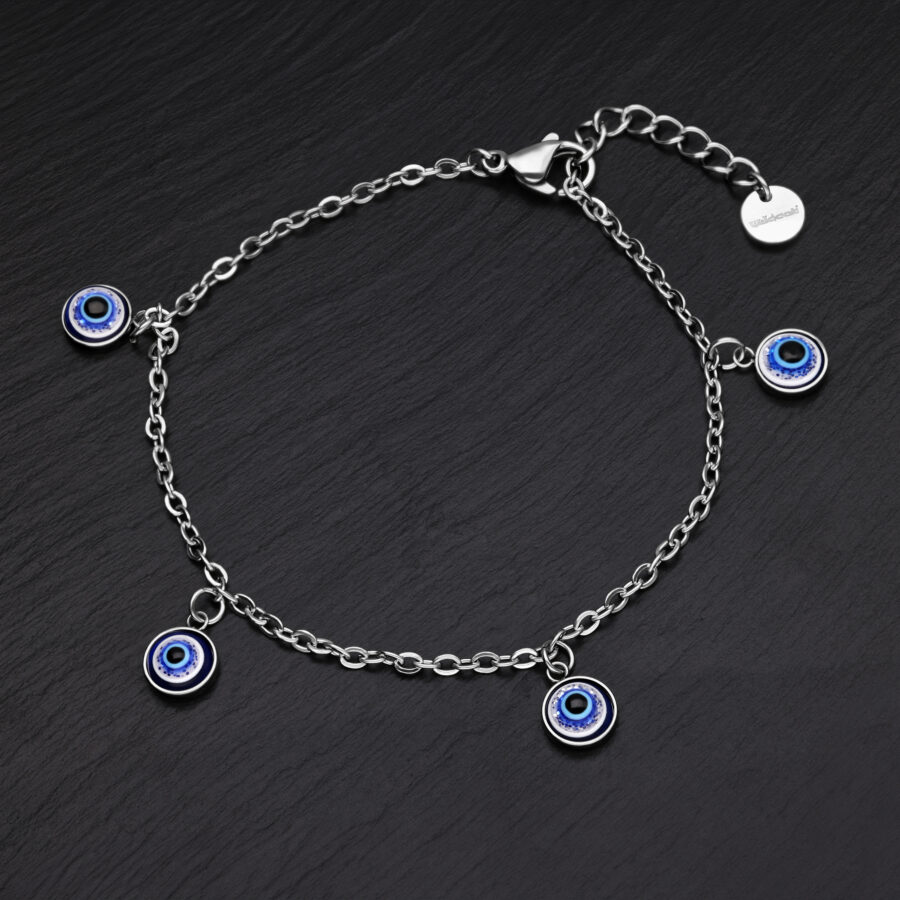 Pulsera plateada con dijes Nazar azules sobre fondo negro