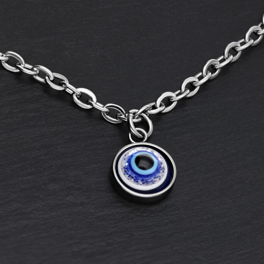 Pulsera de plata con colgante Nazar sobre fondo negro