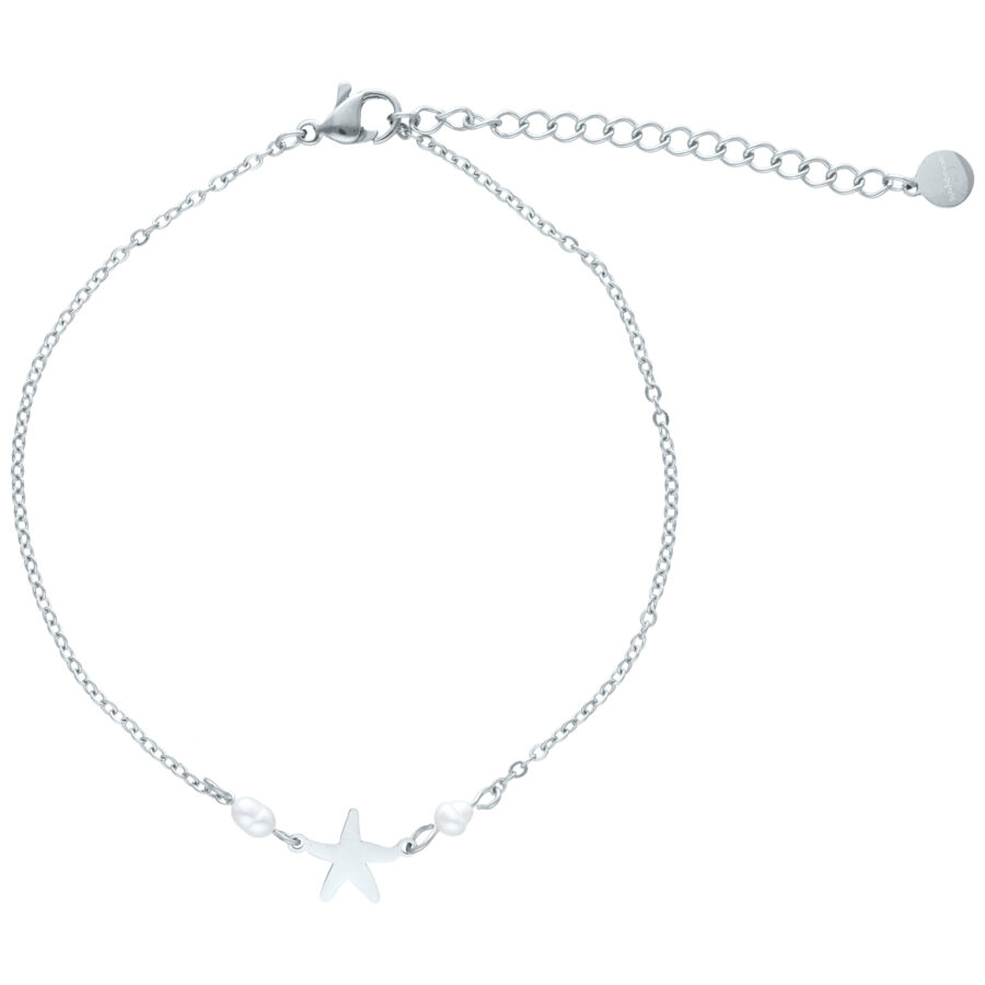 Tobillera de plata con colgante de estrella de mar y perlas sobre fondo blanco