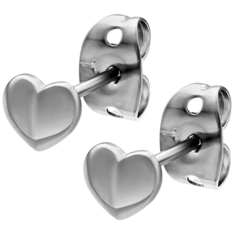 Pendientes de corazón plateados de acero inoxidable sobre fondo blanco