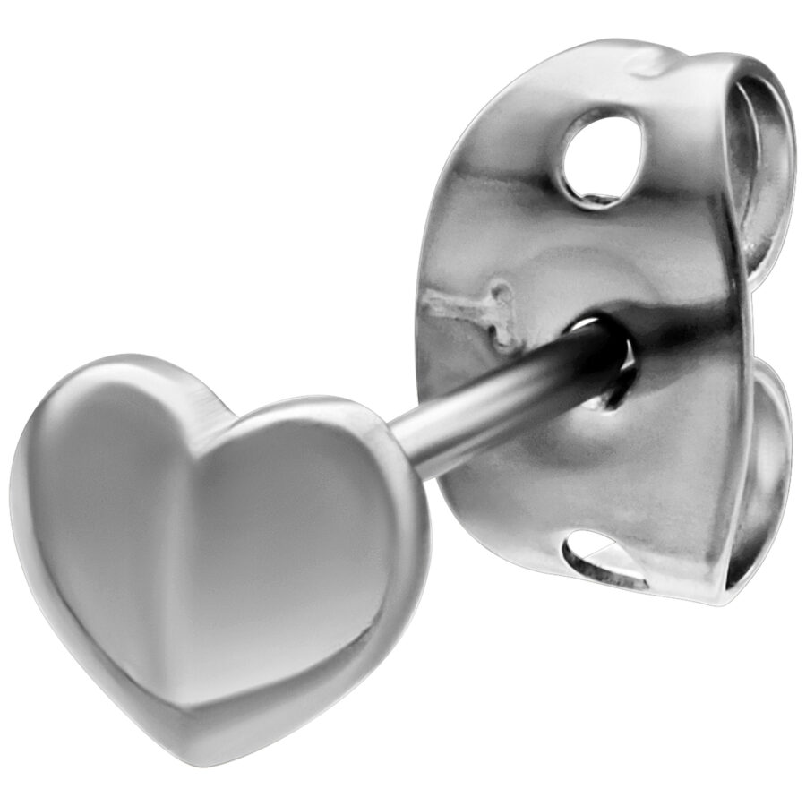 Pendientes de corazón plateados de metal sobre fondo blanco