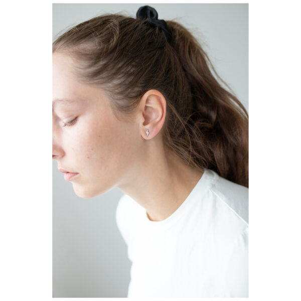 Mujer con cabello largo lleva pendientes de cristal plateados