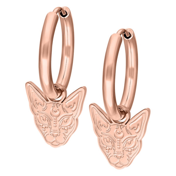 Aros de oro rosa con colgante de esfinge sobre fondo blanco
