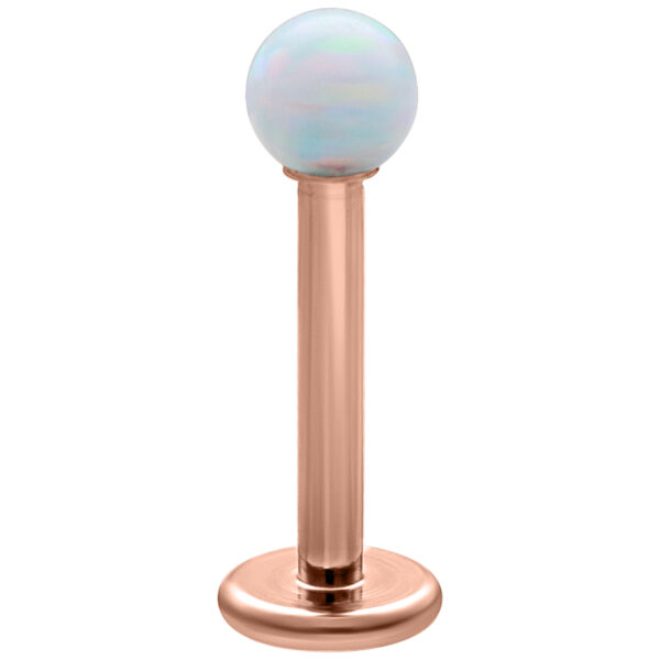 Labret con ópalo sintético blanco y barra de titanio recubierta de oro rosa sobre fondo blanco