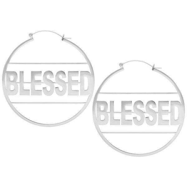 Aros plateados con inscripción 'Blessed' sobre fondo blanco