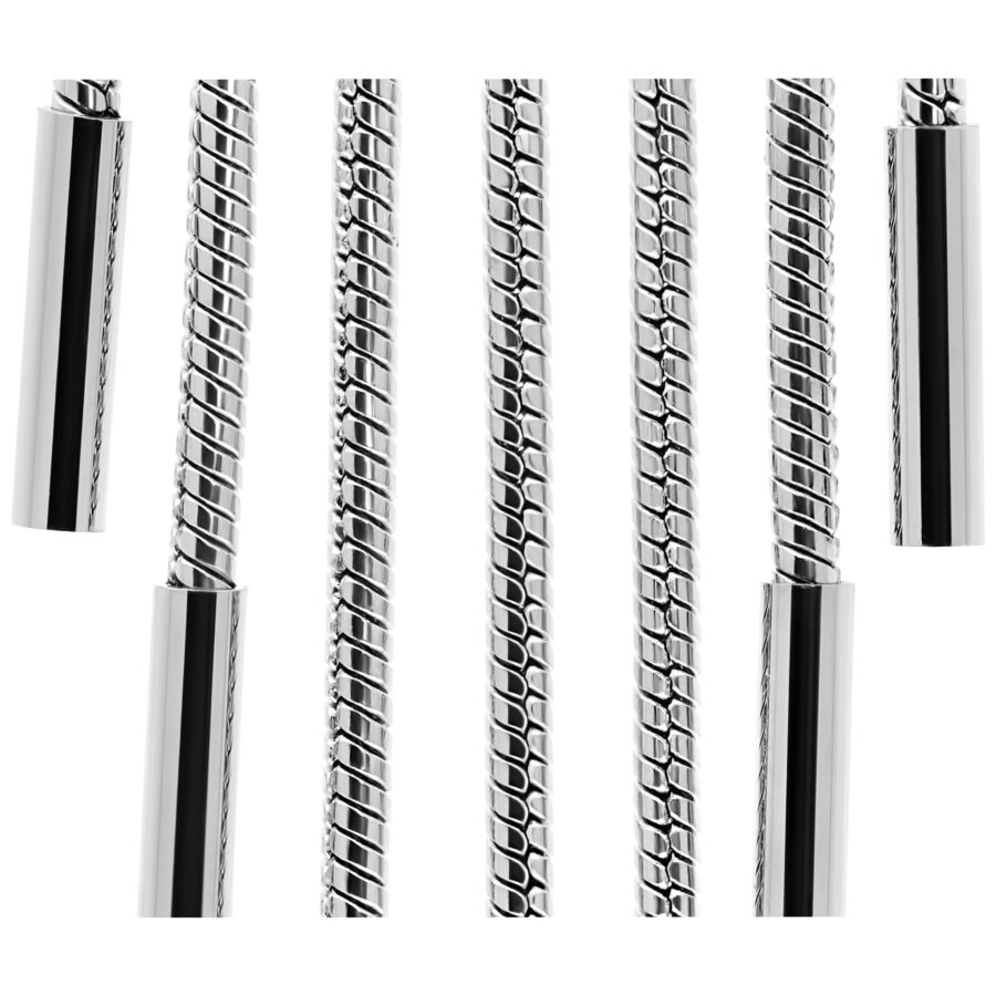 Pendientes plateados con diseño de cadena de serpiente y pulido brillante sobre fondo blanco
