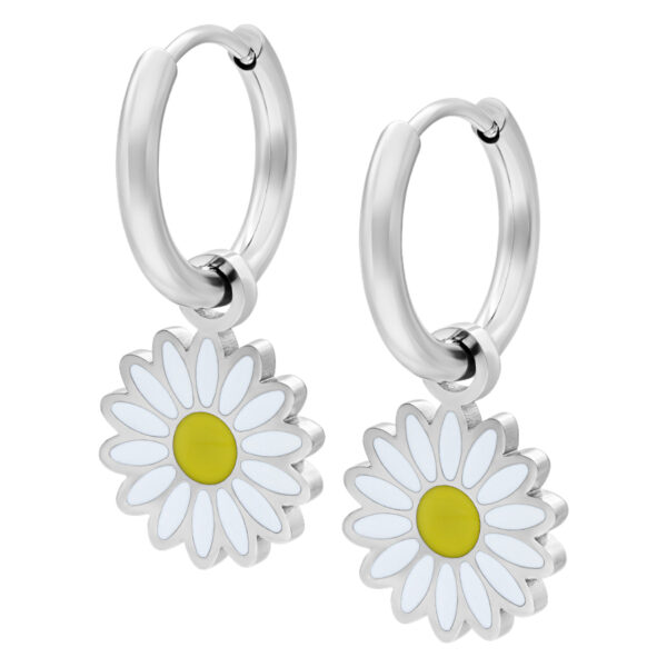 Pendientes plateados con colgante de margarita sobre fondo blanco