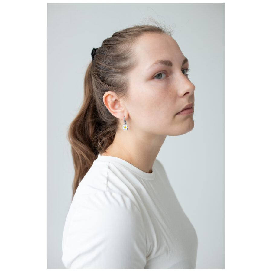 Mujer con cabello largo lleva pendientes Little Daisy Hoops