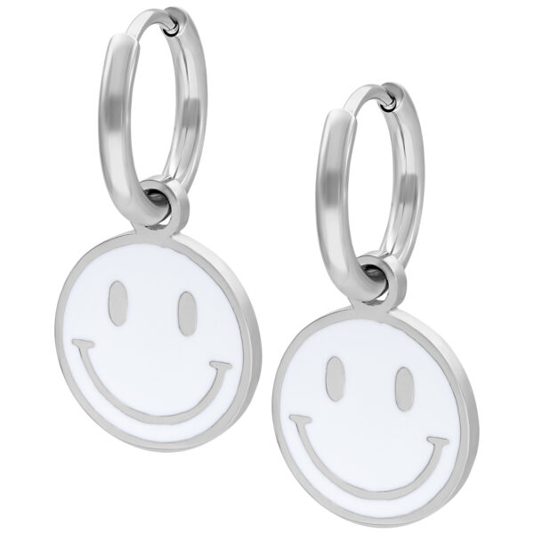 Dos pendientes plateados con colgante de sonrisa blanca sobre fondo blanco