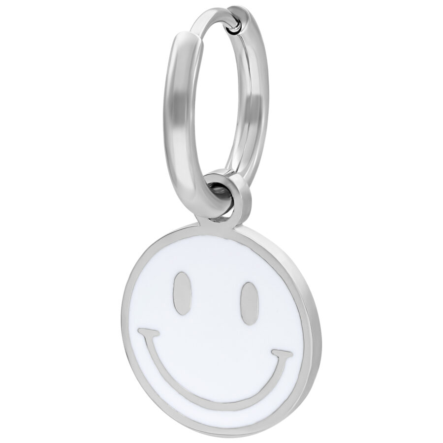 Pendiente plateado con colgante de Smiley blanco sobre fondo blanco