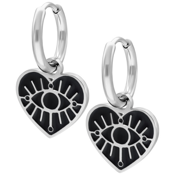 Pendientes plateados con colgante en forma de corazón y motivo de ojo sobre fondo blanco