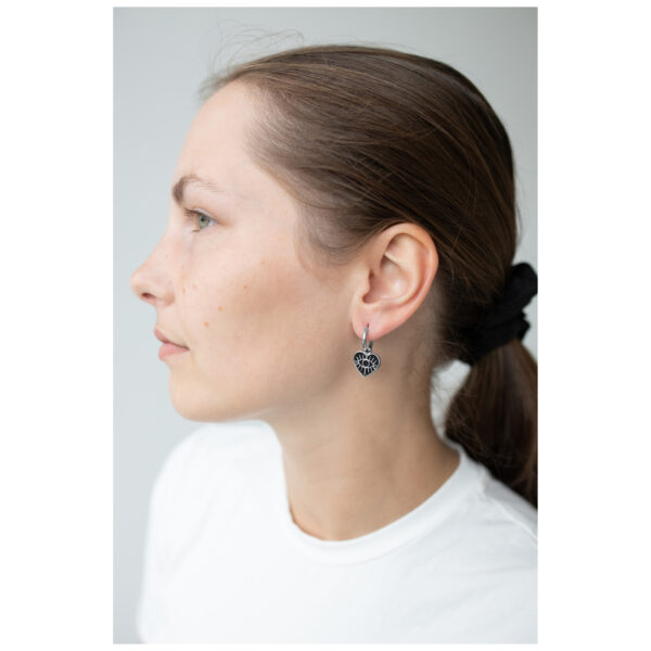 Mujer con aros Little Soulmate plateados, perfil lateral