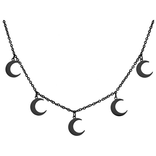 Collar negro con cinco pequeños colgantes de luna sobre fondo blanco