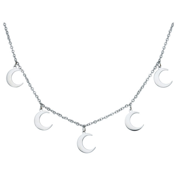 Collar plateado con cinco pequeños colgantes de media luna sobre fondo blanco