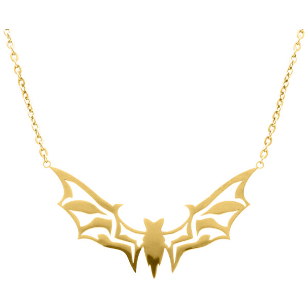 Collar dorado con colgante de murciélago sobre fondo blanco