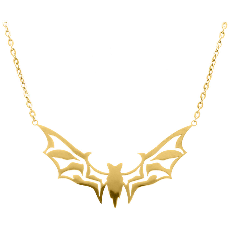 Collar dorado con colgante de murciélago sobre fondo blanco